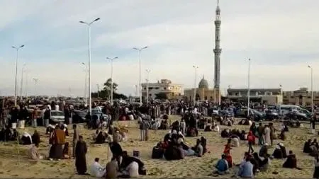 Avioane de luptă ale armatei egiptene au lovit poziţii ocupate de terorişti, după masacrul de la moschee. Bilanţul a ajuns la 305 morţi