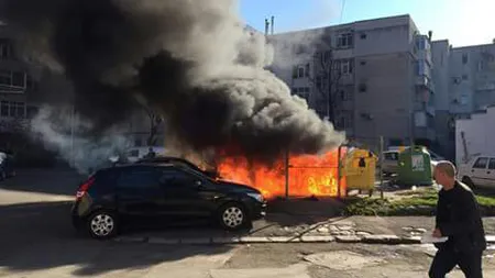 Incendiu puternic la o groapă de gunoi din Tulcea. Trei maşini, distruse de flăcări