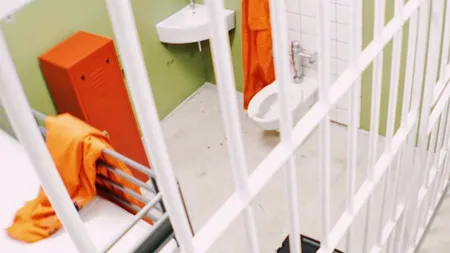 Un român a evadat dintr-o închisoare din Franţa. El a fugit când ducea gunoiul