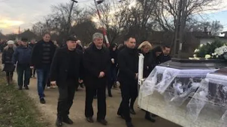 Fiul soţilor asasinaţi în Satu Mare, ridicat de la înmormântare de poliţişti şi reţinut pentru că şi-ar fi omorât părinţii şi bunica