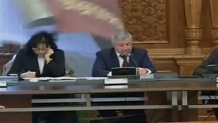 Moment comic cu Florin Iordache. Demnitarul, speriat de o fereastră care s-a deschis brusc din cauza vântului VIDEO