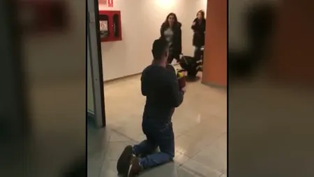 Cerere în căsătorie pe aeroport VIDEO
