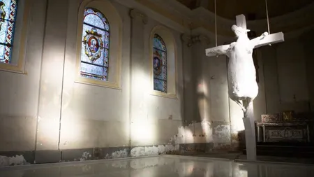 Artă sau satanism? Catolicii belgieni sunt furioşi din cauza unei vaci crucificate într-o biserică VIDEO