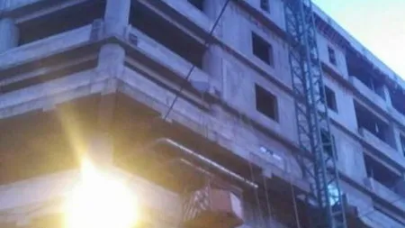 La un pas de tragedie. O macara s-a rupt în două în timp ce executa lucrări la noua clădire a Spitalului de Copii din Timişoara