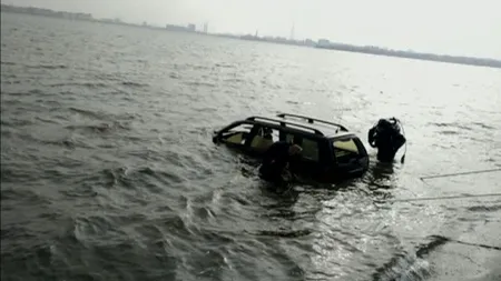 INTERVENŢIE DRAMATICĂ în Bucureşti. O maşină căzută în Lacul Morii a fost scoasă de pompieri