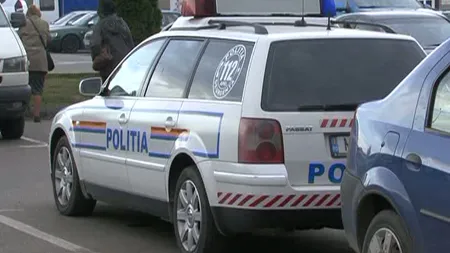 Poliţist atacat de două femei