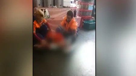 Bărbat decedat în Piaţa Obor din Capitală. Martorii susţin că medicii de pe o ambulanţă privată nu au ştiut să-i acorde ajutor