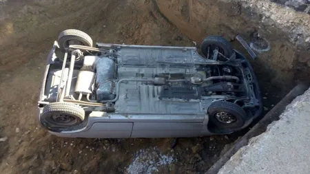 O maşină a căzut într-o groapă adâncă de cinci metri, în Constanţa. Un muncitor a fost rănit după ce autoturismul a căzut peste el