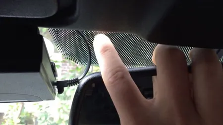 De ce se lipesc autocolante cu puncte negre pe parbriz la maşină sau pe geamurile autobuzelor. Explicaţia la care nu te aşteptai