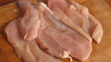 ATENŢIE când cumpăraţi carne. Ce sunt fâşiile albicioase de pe pieptul de pui