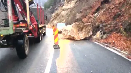 Trafic îngreunat pe Valea Jiului, după ce o stâncă a căzut pe şosea