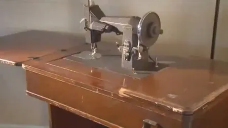 A cumpărat o maşina de cusut veche. Când a deschis sertarul de jos, a rămas ÎNMĂRMURITĂ!