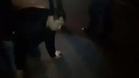 Un şofer rupt de beat a căzut lat în faţa poliţiştilor care încercau să-l testeze cu etilotestul VIDEO
