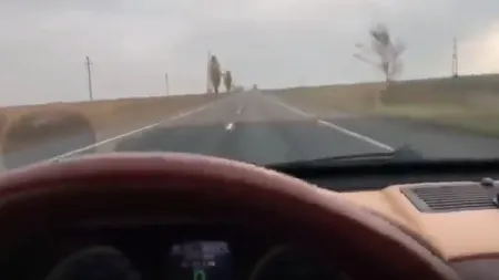Şofer periculos, filmat cu 270 km pe oră. Imagini şocante pe un drum aglomerat cu o singură bandă pe sens