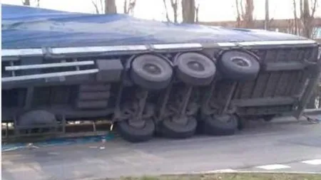 Traficul pe DN 2C, unde s-a răsturnat un camion cu azotat de amoniu, reluat după mai bine de şapte ore