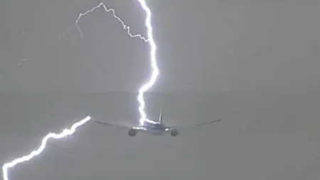 Un avion plin cu pasageri a fost lovit de fulger, imediat după decolare VIDEO