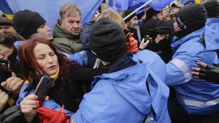 Îmbrânceli cu jandarmii în Piaţa Victoriei: Protestatarii au strâns schelele montate pentru Târgul de Crăciun