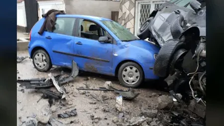 Accident spectaculos la Gura Ocniţei. Un şofer s-a urcat cu maşina pe un autoturism aflat pe trotuar VIDEO