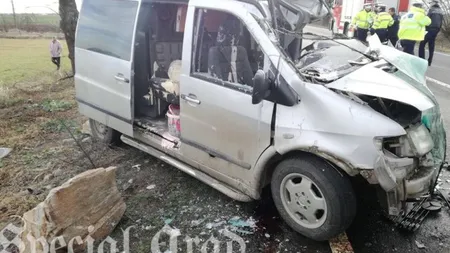 Trafic oprit pe DN79 în urma coliziunii dintre un microbuz de transport persoane şi un camion