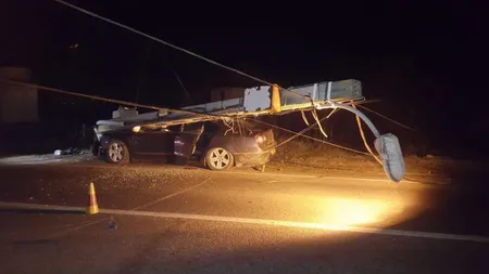 O şoferiţă în vârstă de 25 de ani a intrat cu maşina într-un stâlp de beton