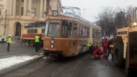 Un tramvai a deraiat după ce a fost lovit de o maşină care nu i-a acordat prioritate. Circulaţia a fost blocată o oră