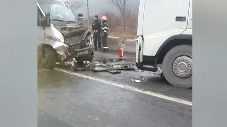 Accident grav în judeţul Hunedoara. Sapte persoane, rănite după impactul dintre un microbuz şi un TIR