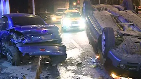 Accident grav pe Bulevardul Iuliu Maniu din Capitală. O maşină s-a răsturnat după ce a lovit alte două autoturisme parcate
