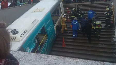 Autobuz cu pasageri căzut pe scările de intrare într-o staţie de metrou în Moscova. Sunt zeci de victime