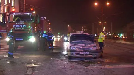 Pasagerul unui taxi din Timişoara a ajuns la spital după ce maşina în care se afla a lovit autoturismul din faţa sa