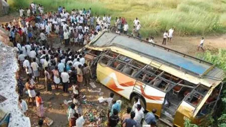 Tragedie în India: Un autocar a căzut într-un râu, de pe un pod. Cel puţin 33 de morţi şi 20 de răniţi