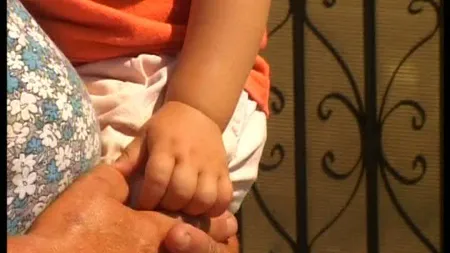 Fetiţă de 3 ani, pusă de familie să bea cafea şi să fumeze