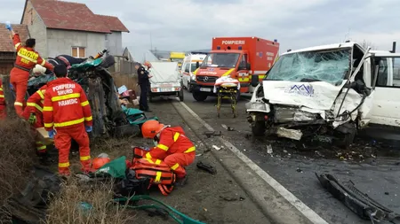 Accident pe DN7, un microbuz s-a ciocnit cu o autoutilitară. Sunt patru răniţi