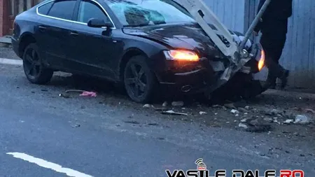 Fiu de poliţist, accident grav în Ajun de Anul Nou. Beat şi fără permis a intrat cu maşina în stâlp