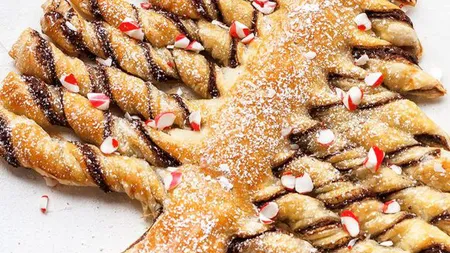 DESERT FESTIV: Brăduţ cu cremă de ciocolată, reţeta pas cu pas