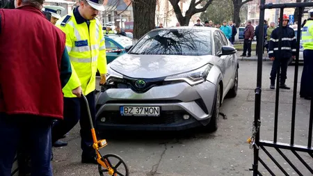 DOSAR PENAL pentru directoarea şcolii din Buzău care a lovit cu maşina zece părinţi care îşi aşteptau copiii