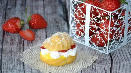 DESERTUL ZILEI: Choux a la creme