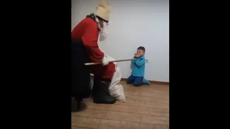 Anchetă după apariţia unei filmări cu un copil terorizat şi ameninţat cu un băţ de un bărbat costumat în Moş Nicolae. IMAGINI ŞOCANTE