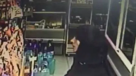 IMAGINI CAMERE SUPRAVEGHERE: Ce a făcut criminala de la metrou înainte de a o împinge pe Alina Ciucu în faţa metroului