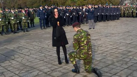 Moment emoţionant la Oradea, după parada de 1 Decembrie. Un militar şi-a cerut iubita în căsătorie