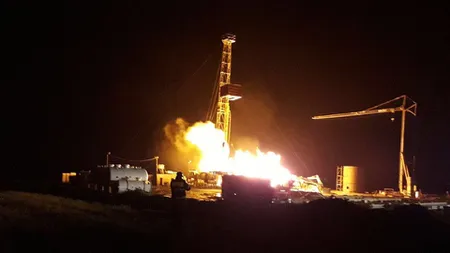 Se anunţă măsuri suplimentare pentru lichidarea incendiului la sonda de gaz care arde de duminică în Satu Mare