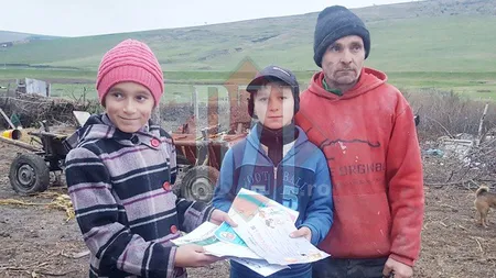 Caz INCREDIBIL la Iaşi. La 11 ani această fetiţă este MAMĂ. Merge la şcoală, găteşte şi munceşte cot la cot cu tatăl ei FOTO