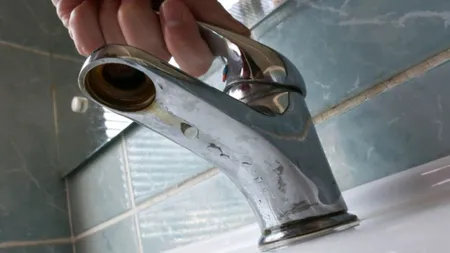 Peste 20.000 de oameni din Tecuci, fără apă după ce magistrala a fost avariată de un utilaj