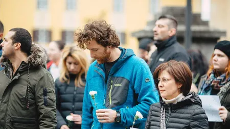 Flashmob cu trolere, în faţa sediului PSD Sibiu. Oamenii atrag atenţia asupra faptului că tot mai mulţi români vor să plece din ţară