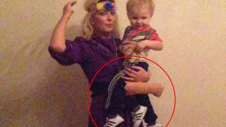 A făcut o POZĂ NORMALĂ cu fiul său. Când s-a uitat la fotografie a văzut un DETALIU ŞOCANT