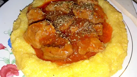 Friptura de porc cu mămăliguţa şi sos de usturoi