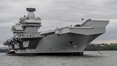 Portavionul britanic Queen Elizabeth ia apă la bord