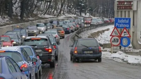 AGLOMERAŢIE pe Valea Prahovei, atât pe sensul de mers către munte, cât şi spre Bucureşti