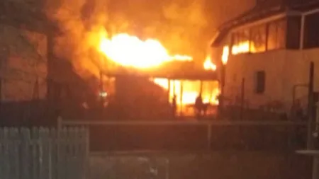 Casa unui primar din Gorj, distrusă de incendiu