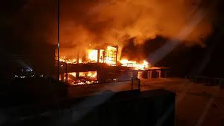 Incendiu într-un centru comercial. Cel puţin 16 oameni au murit