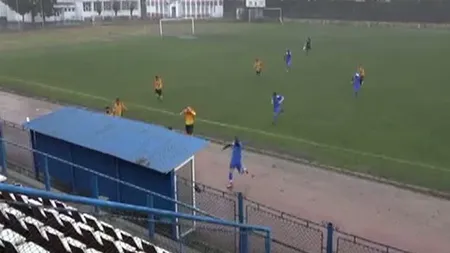 Un meci de fotbal din Argeş a durat doar trei minute. Grindina i-a gonit pe jucători de pe teren VIDEO